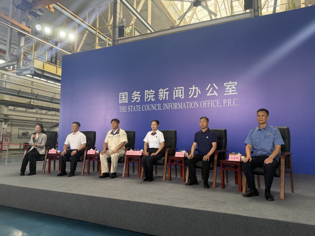 国新办首次在生产一线举行见面会：“天路”工人破解高原运维难题，智能巡检机器人为动车组安全运行护航